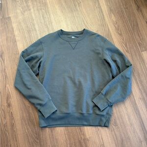 Uniqlo Men's Gray Crewneck Sweater